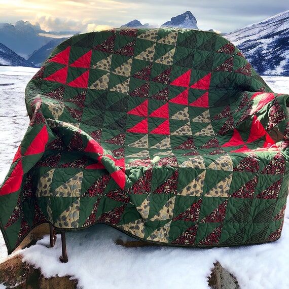 Handmade Winter Quilt: Hunter Green Holly Ber...