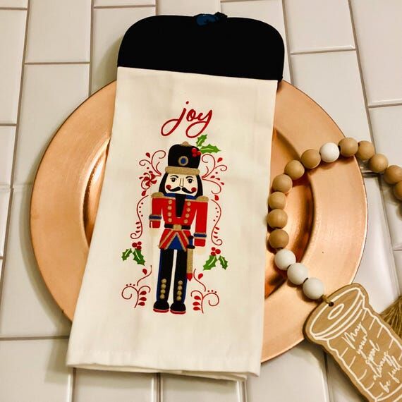 Christmas Kitchen Towel Set: Hanging Potholde...