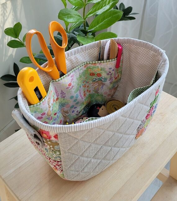 Patchwork Winter Mystery Sewing Basket, Engli...