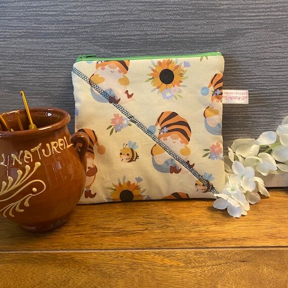 CLEARANCE Bee Gnome Notions Purse: Quilted Zi...