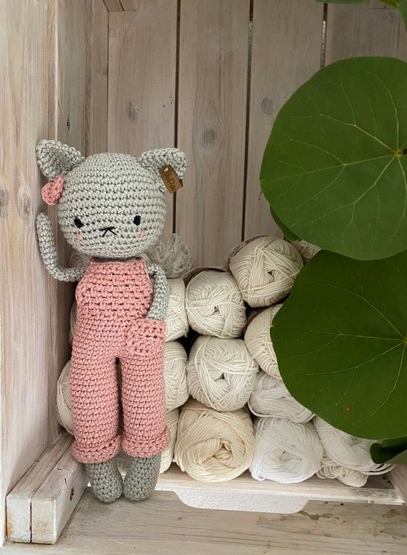 Crochet Cat Doll: Handmade Amigurumi Figaro i...