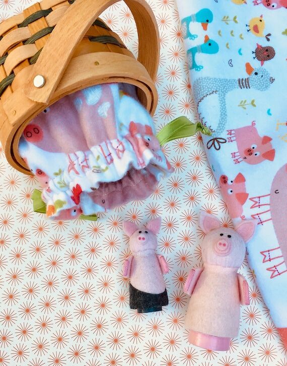 Wooden Peg Pigs in Drawstring Lined Basket, H...