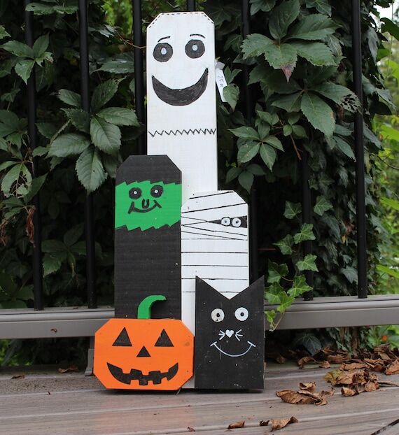 Handcrafted ghost family porch decor, Hallowe...