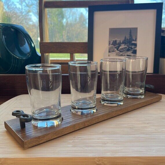 Red oak beer flight / tasting set with glasse...