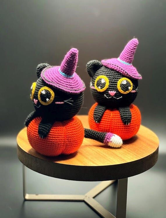 Halloween Crochet Witch Cat on Pumpkin Amigur...