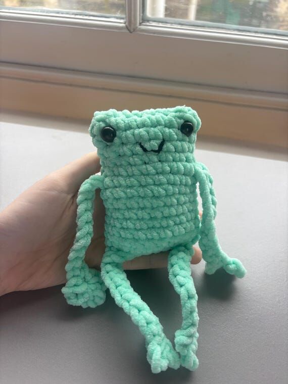 Crochet green leggy froggy armigarumi...