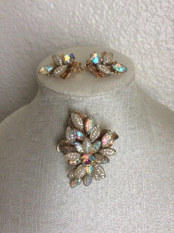 Vintage CELEBRITY NY Brooch/ Clips Earrings S...