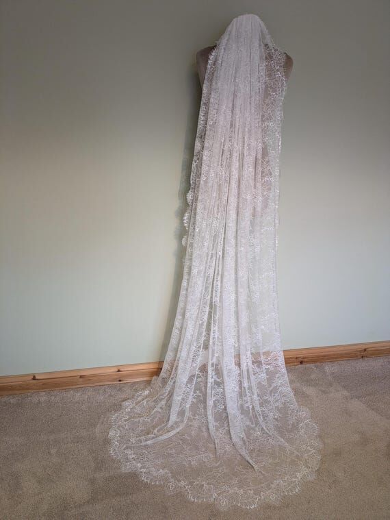 Handmade Chantilly Lace Bridal Veil...