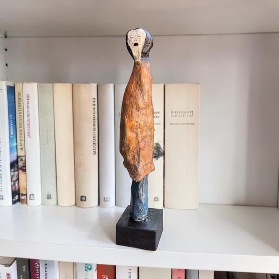 Modern female sculpture – home decor for po...