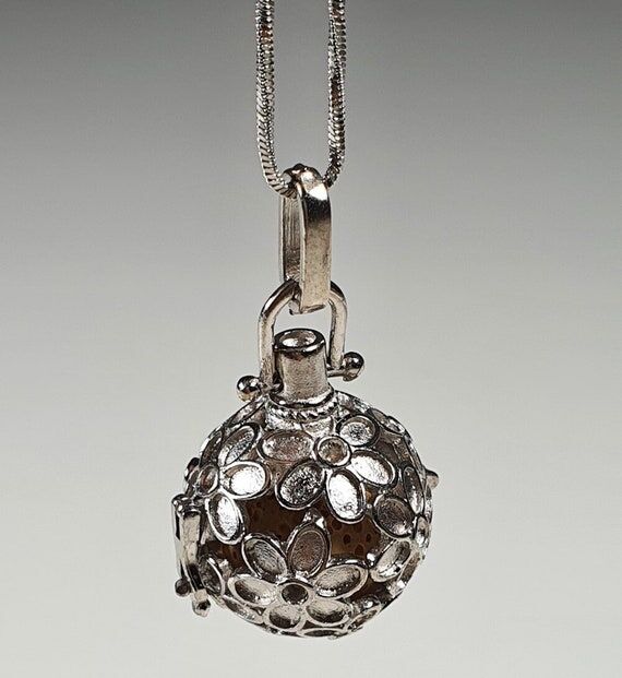 Flower Aroma Necklace: Silver Plated Essentia...