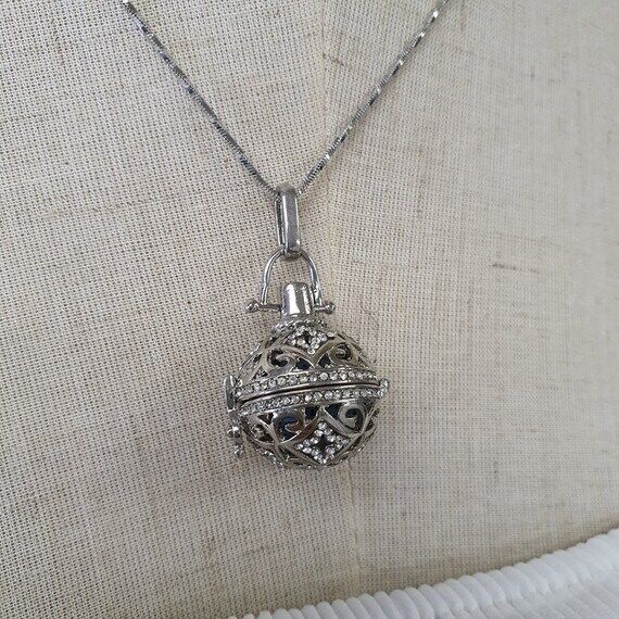 Bling Aroma Necklace: Silver Plated Scent Dif...