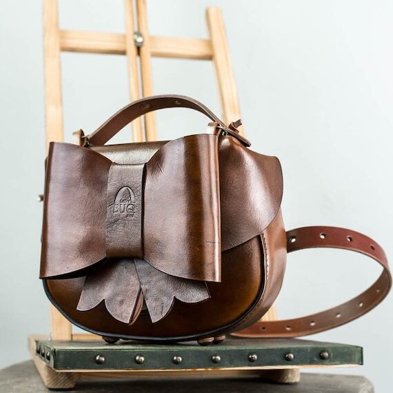 Vegetable Tanned Leather Saddle Purse: Bow Cr...