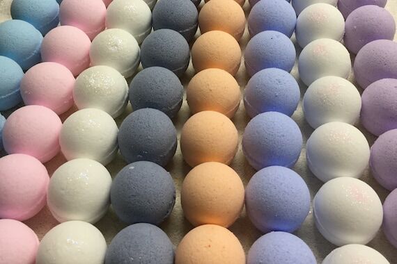 Natural Bath Bombs with Epsom Salts - Bath Bo...