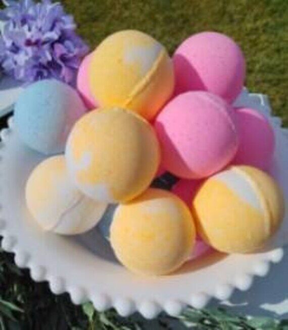 Luxurious Bath Bombs, summer lush, spa, baske...