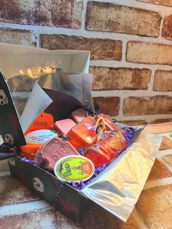 Graveyard Glow Halloween Soap Gift Box – Sp...