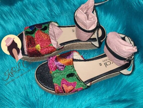 Huaraches bordados....