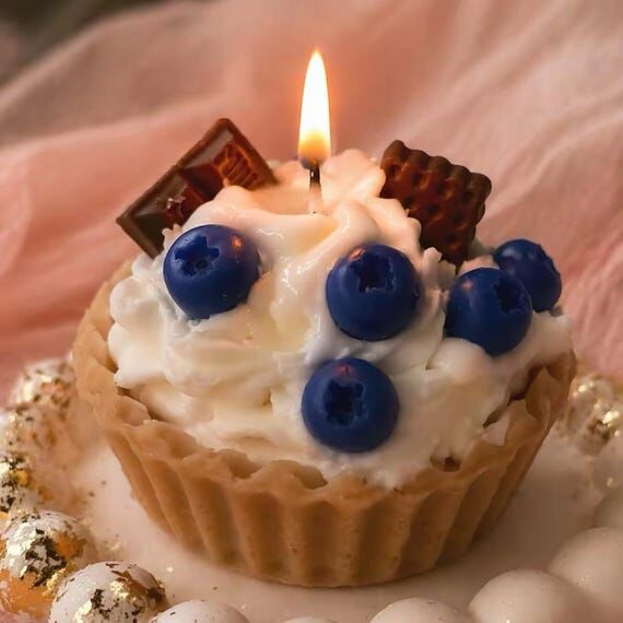 Cupcake scented candle | Handmade dessert can...